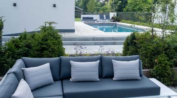 Verhoogd zwembad met modern pool house