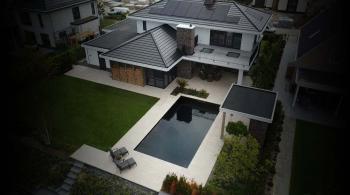 Strak en moderne tuin met zwart zwembad